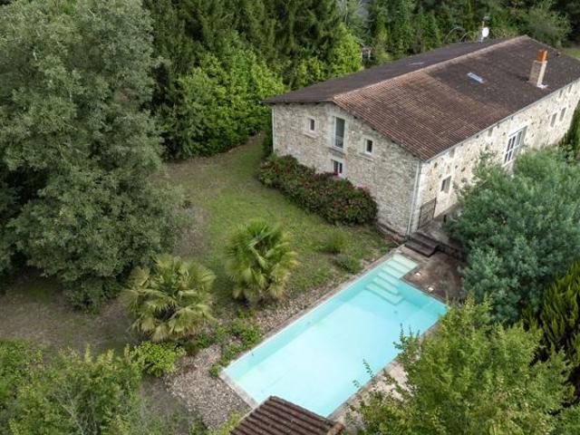 Propriété en pierres avec piscine sur 4 ha en parc et bois