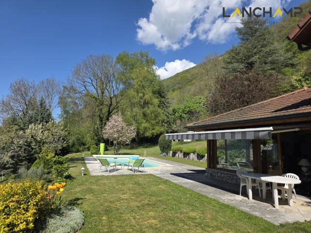 Ensemble immobilier avec Propriété en pierres + T2 = Grange avec vue sur le Rhône Piscine, dépendances et te