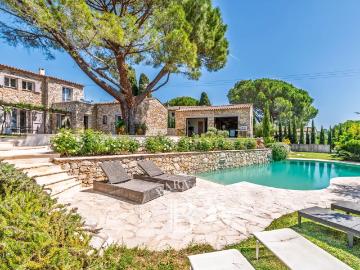 Propriété en pierres, rénovée, avec piscine, dépendances – Proche Saint Paul de Vence
