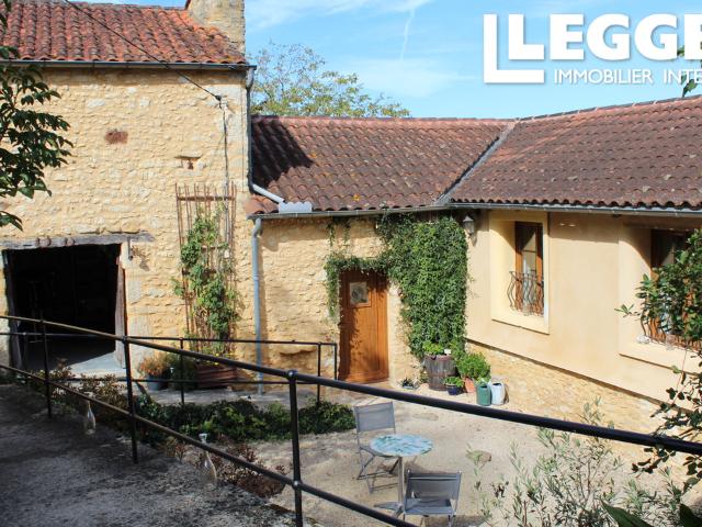 Propriété en pierres restaurée au calme avec gîte, piscine et superbes vues en Périgord Noir
