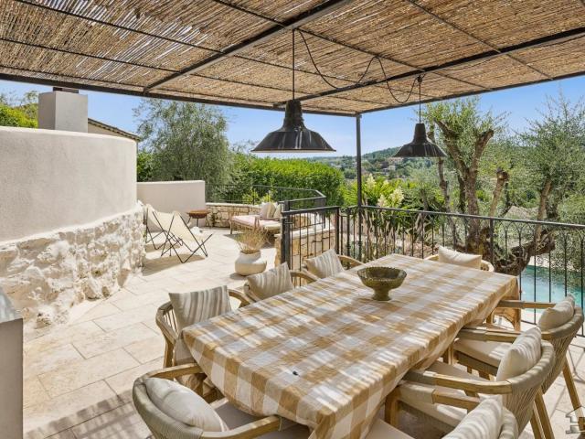 Propriété en retrait des nuisances, au cœur d’un écrin verdo. 218m² Le Rouret
