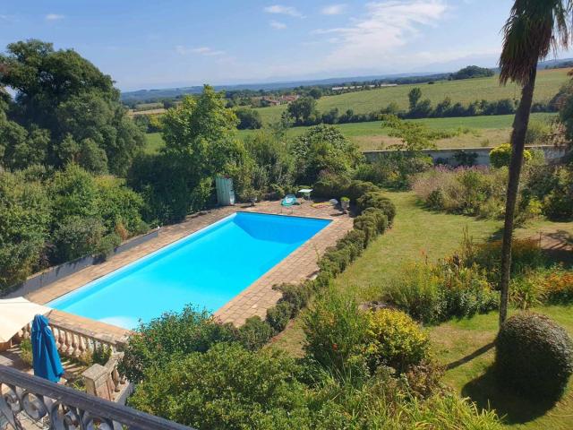 Propriété élégante avec piscine et vues imprenables