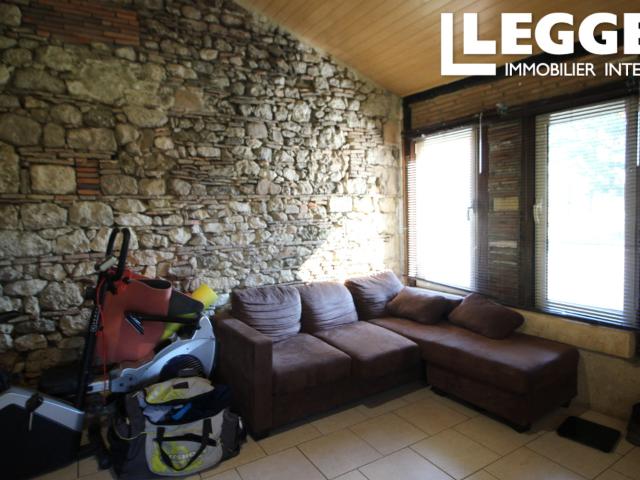 Propriété équestre 20 ha en activité avec 2 manèges, 25 boxes, logements, stockage