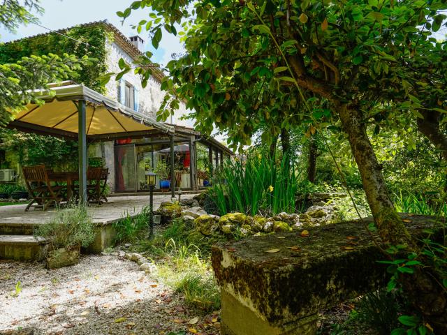 PROPRIÉTÉ ÉQUESTRE DE CARACTÈRE AVEC 5 HECTARES, PISCINE COUVERTE ET DÉPENDANCES