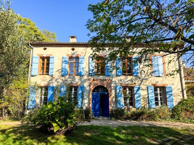 Propriété équestre de charme sur 5 hectares, offrant une spacieuse demeure familiale dans un cadre naturel préservé proche de MERLES 82