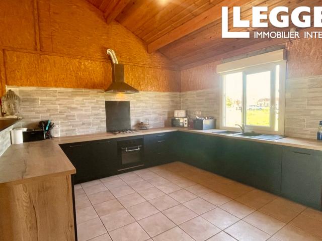 SOUS OFFRE Propriété équestre de trois hectares. Maison en bois, quatre chambres, huit boxes pour chevaux