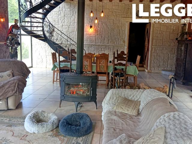 Propriété équestre sur presque 3 hectares, avec bois et ruisseau, maison de 4 chambres, grange et piscine