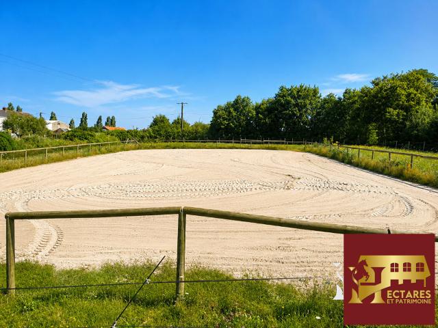 PROPRIÉTÉ ÉQUESTRE SUR 10 HECTARES ÉCURIE 8 BOXES CARRIÈRE