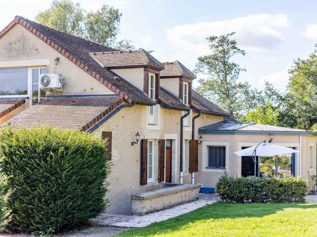 Propriété équestre sur 10,3 hectares dans la Nièvre 58 265m² Biches