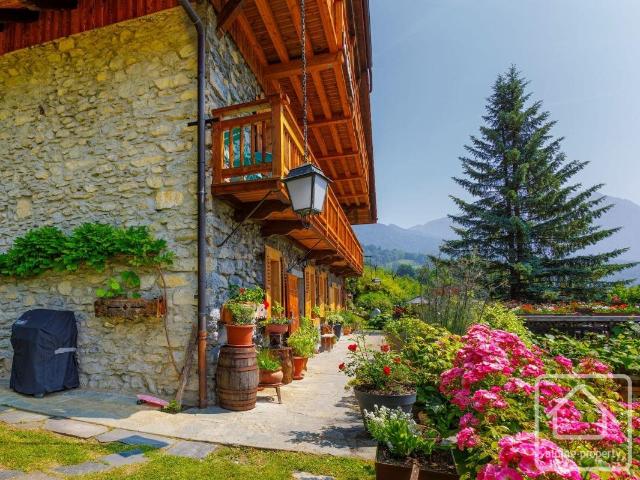 Propriété et terrain d’exception avec piscine, nichés dans l. 145m² Passy