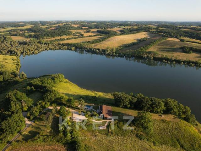 Propriété exceptionnelle 9 pièces et 22 hectares en bord de. 235m² Lupiac