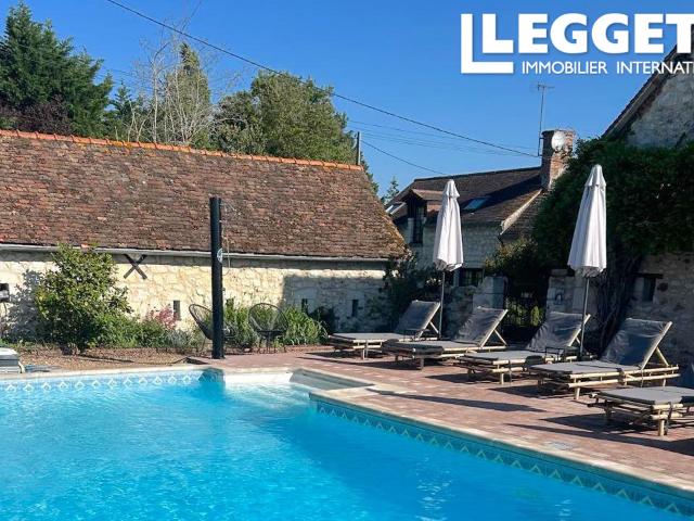 Propriété exceptionnelle comprenant deux grandes maisons avec piscine. Offrant un potentiel locatif. Superbe