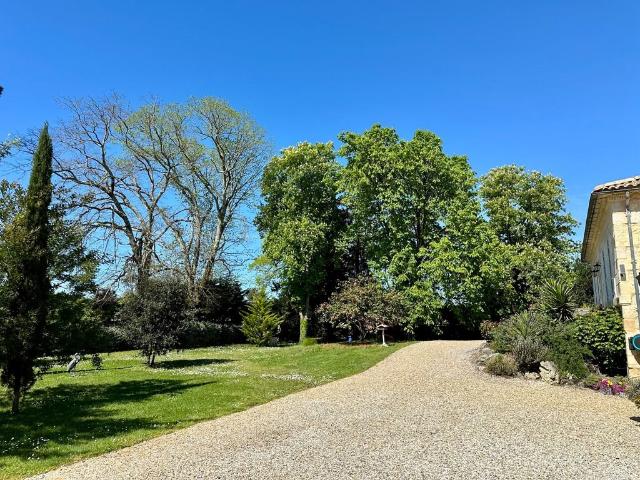 Propriété exceptionnelle avec terrains boisés, piscine et re. 250m² Gaillan en Médoc
