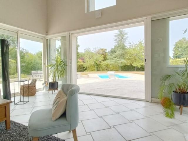Propriété Exceptionnelle avec Piscine à AVANTON, Seulement 303m² Neuville De Poitou