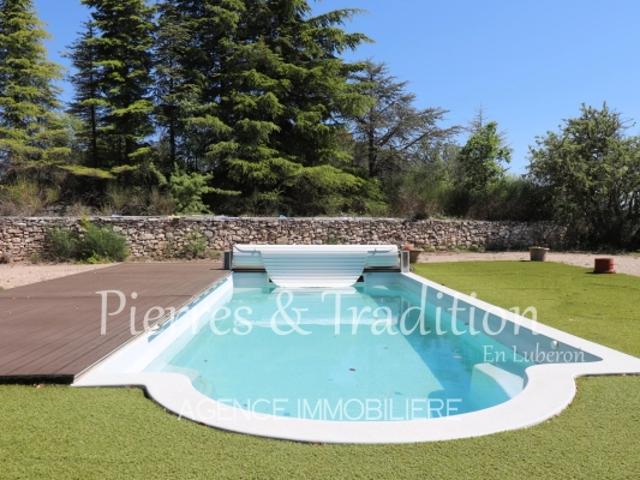 Reillanne, belle propriété en pierre avec piscine et vue