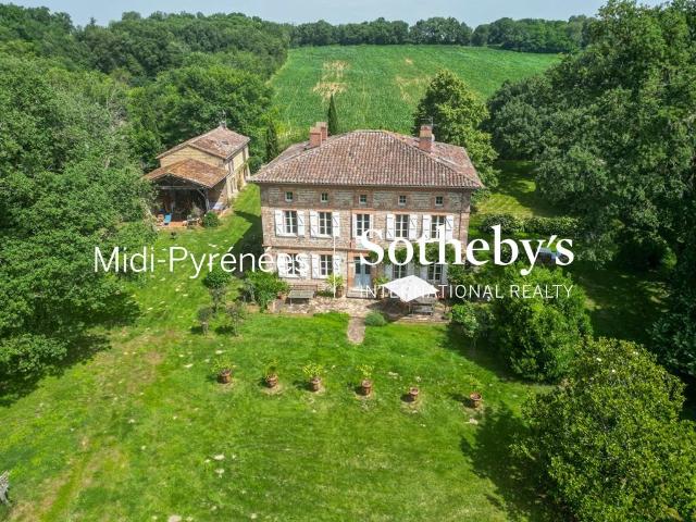 Propriété familiale avec deux maisons, parc piscine et tenni. 484m² Lherm