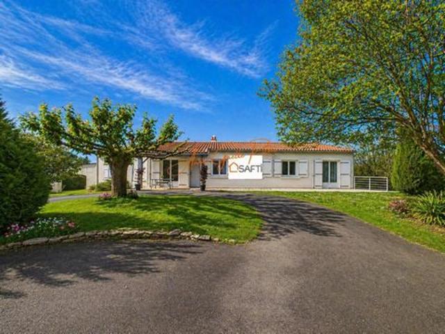 Propriété familiale de 312 m² avec parc et piscine, en quartier résidentiel