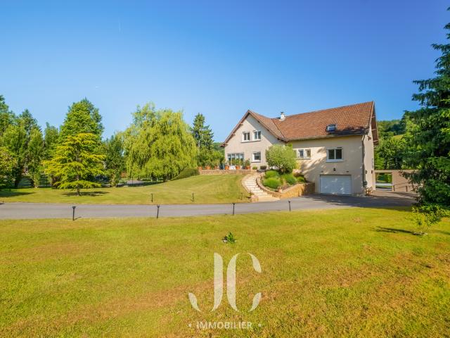 Propriété familiale avec piscine et pool house