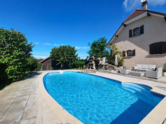 Propriété familiale de caractère avec piscine, sous sol complet et vue dégagée