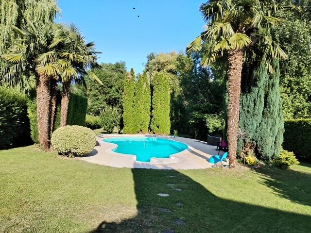 PROPRIETE FAMILIALE DE PLAIN PIED AVEC PISCINE EDIFIE SUR 3000M2