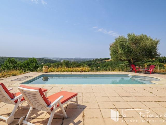 Propriété familiale de 305 m² avec terrain de 8 ha environ. 305m² Le Garric