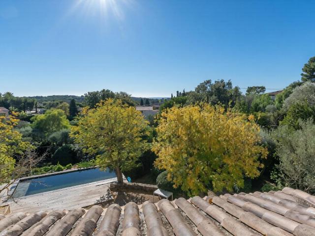 Propriété familiale élégante avec potentiel d'extension sur. 166m² Sanary sur Mer