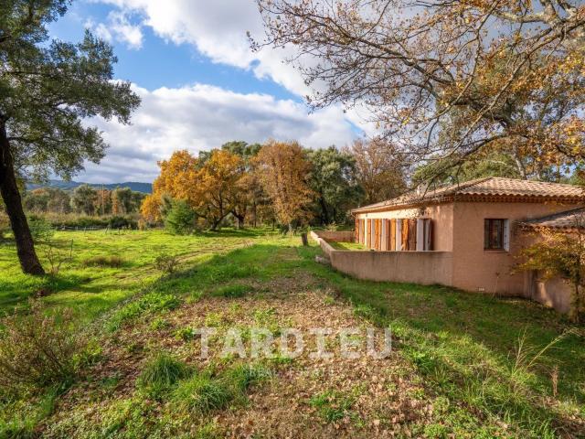 Propriété familiale sur 2.35 ha 280m² Cogolin