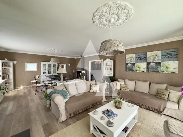 Propriété Figeac 208m², 8 pièces, 6 chambres, piscine. 205m² Figeac