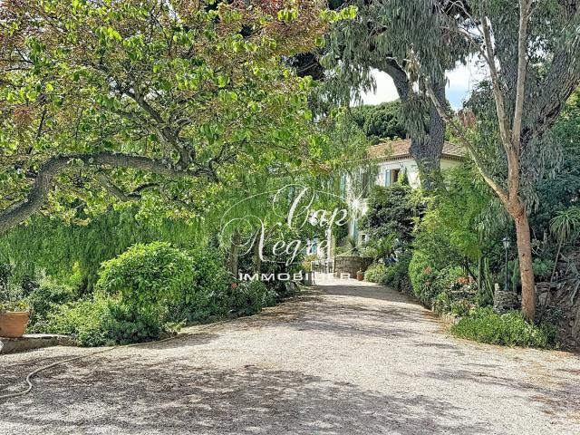Propriete Historique 10 Pieces Avec Magnifique Vue Mer Et Ja. 220m² Bormes les Mimosas
