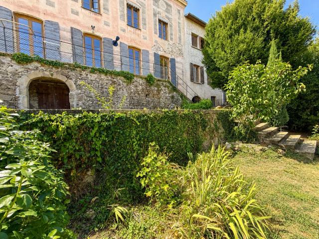Propriété historique 312 m2 élevée sur caves voûtées, garage et plus de 1 000 m2 de terrain