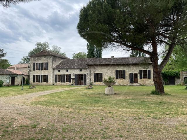 Propriété historique avec dépendances et 21 hectares 417m² Bonneville et Saint Avit de Fumadières