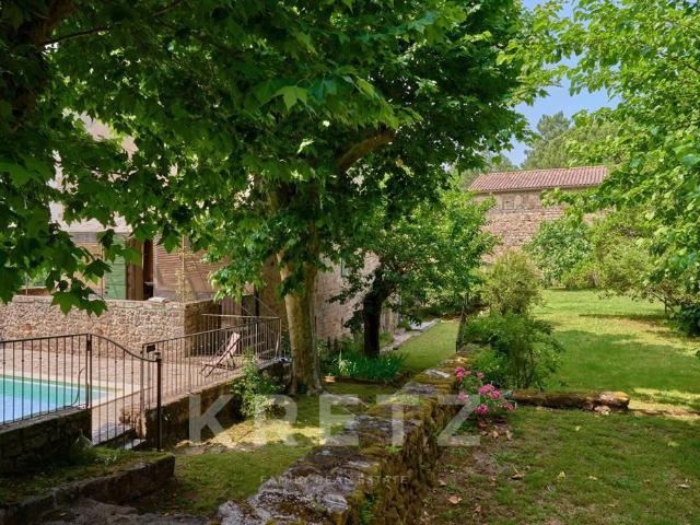 Propriété Historique D’Exception – Environ 700 M² De Bâti Su. 585m² Chassiers
