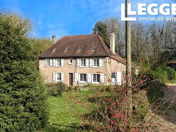 Propriété historique: maison de 5 chambres avec gîte, sur 4.8 hectares de bois, paturage & un joli ruisseau