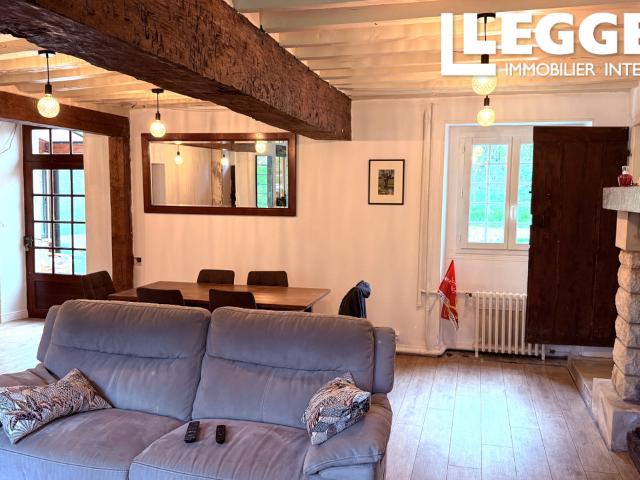 Propriété historique: maison de 5 chambres avec gîte, sur 4.8 hectares de bois, paturage & un joli ruisseau