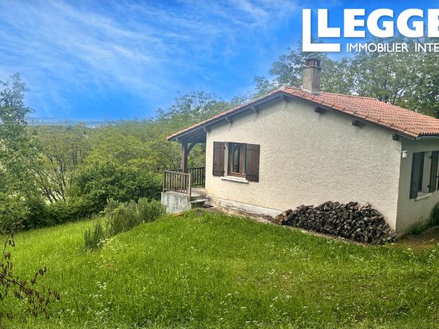 Propriété indépendante de 4 chambres et 3 salles de bains située dans une belle campagne offrant une vue impre