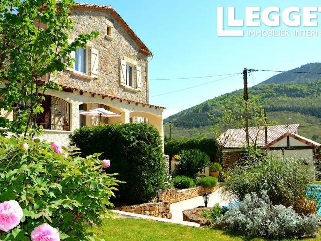 Propriété indépendante impeccable avec grange et piscine. 4 chambres, salon, cuisine, SDB, cuisine et terrasse