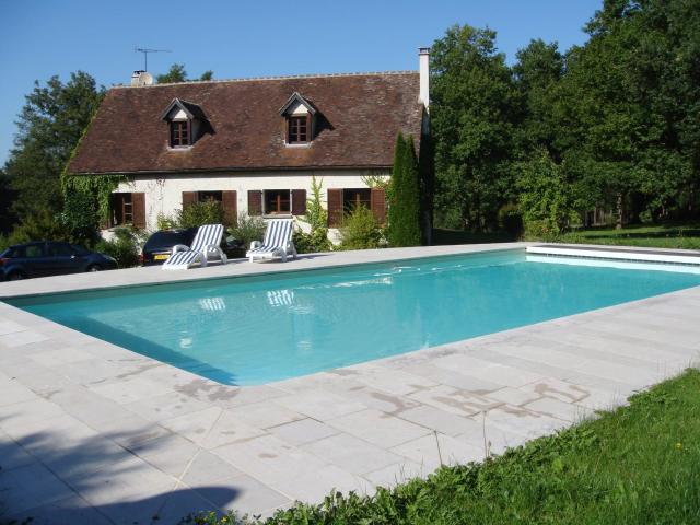 Propriété of 9ha avec grand étang, maison et bois. Panneaux. 190m² Saint Fargeau