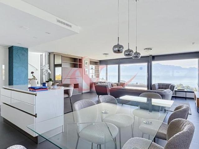 Propriété moderne offrant vue sur le lac et les Alpes ? La Conversion