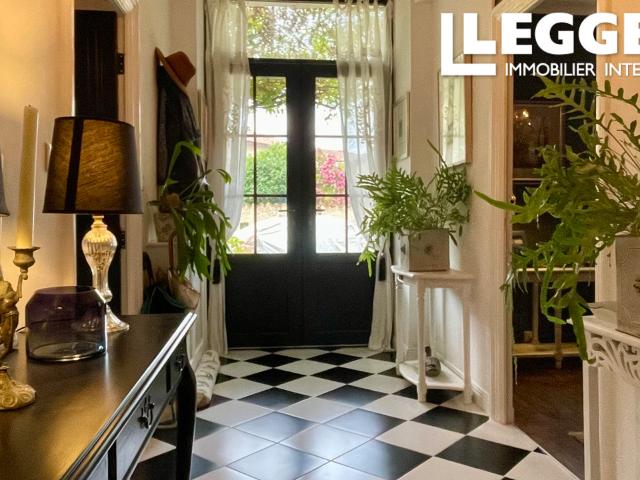 Propriété magnifiquement restaurée, avec 5 chambres, située dans un joli village près de la ville d'Aigre