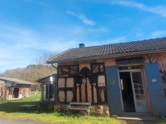 Propriété: maison et dépendances sur 3200m2 de terrain