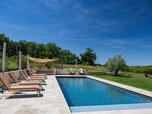 Propriété Multifonctionnel Avec Piscine Et Terres Sur 11ha 600m² Puy l'Evêque