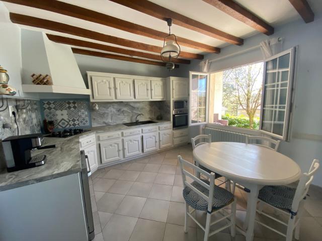 Propriété spacieuse avec grand terrain à Montmoreau. Proche. 196m² Montmoreau