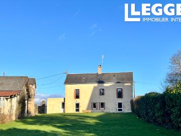 Propriété spacieuse avec grandes dépendances, située en bordure d’un village rural