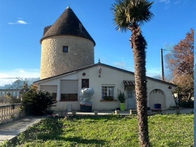 Propriété sur Domaine autour d'un moulin rénové dans le Gers Gite et maison d'hotes COURRENSAN 32