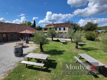 Propriete Sur 2.7 Hect Comprenant Plusieurs Dependances Dont. 150m² Caillac
