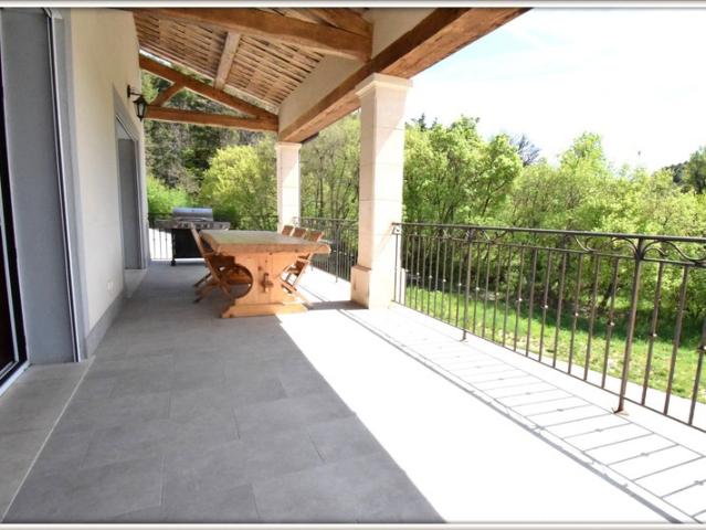 Propriete Peyroules Villa avec piscine intérieure dex hangars forte rentabilité