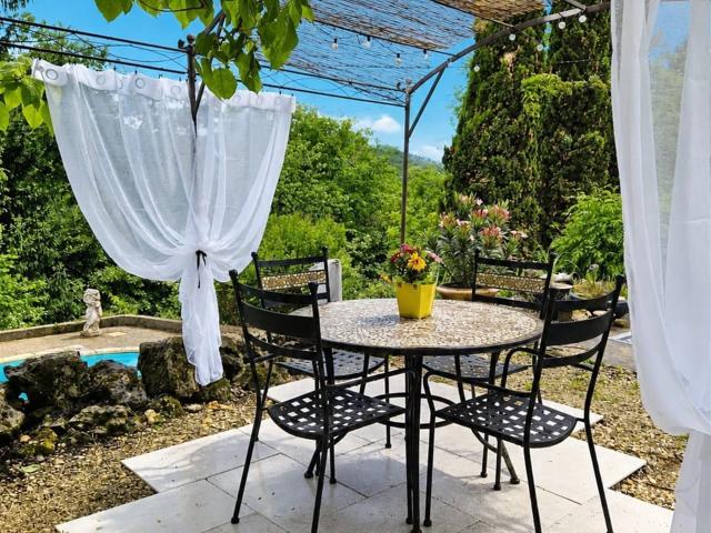 Propriete Perigourdine Nichee Au Coeur De La Nature 107m² Queyssac