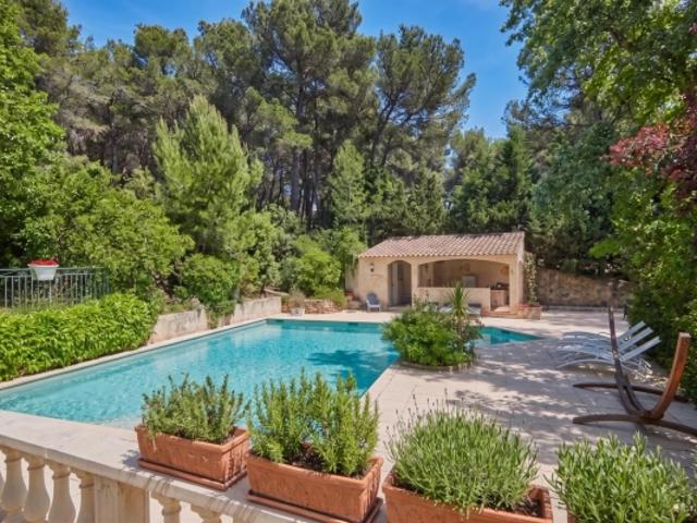 PROPRIÉTÉ PROVENÇALE AVEC PISCINE ET DÉPENDANCE