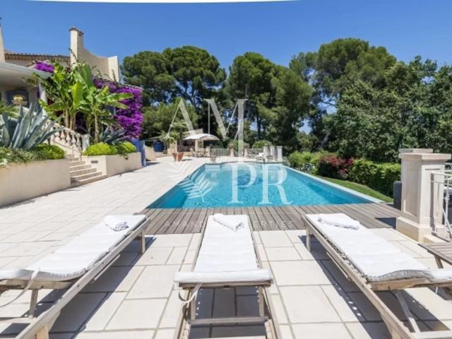 Propriété provençale proche du vieux village de 410m2