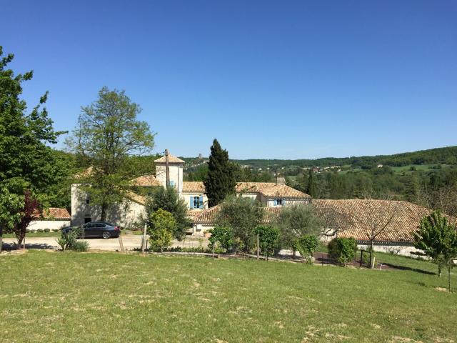 Propriété quercynoise comprenant une maison principale, une. 360m² Montcuq